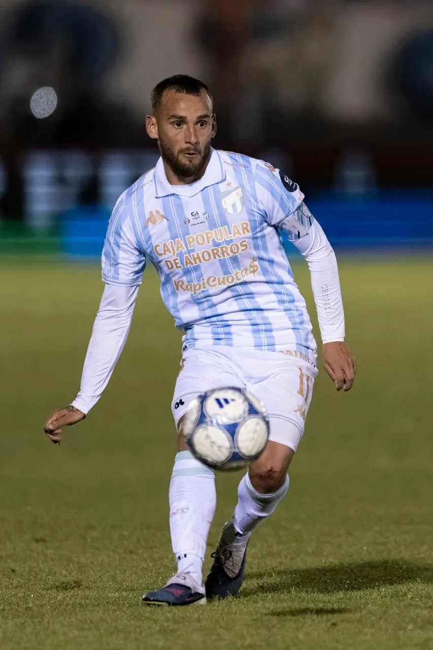 Renzo Tesuri, futbolista profesional del Club Atlético Tucumán